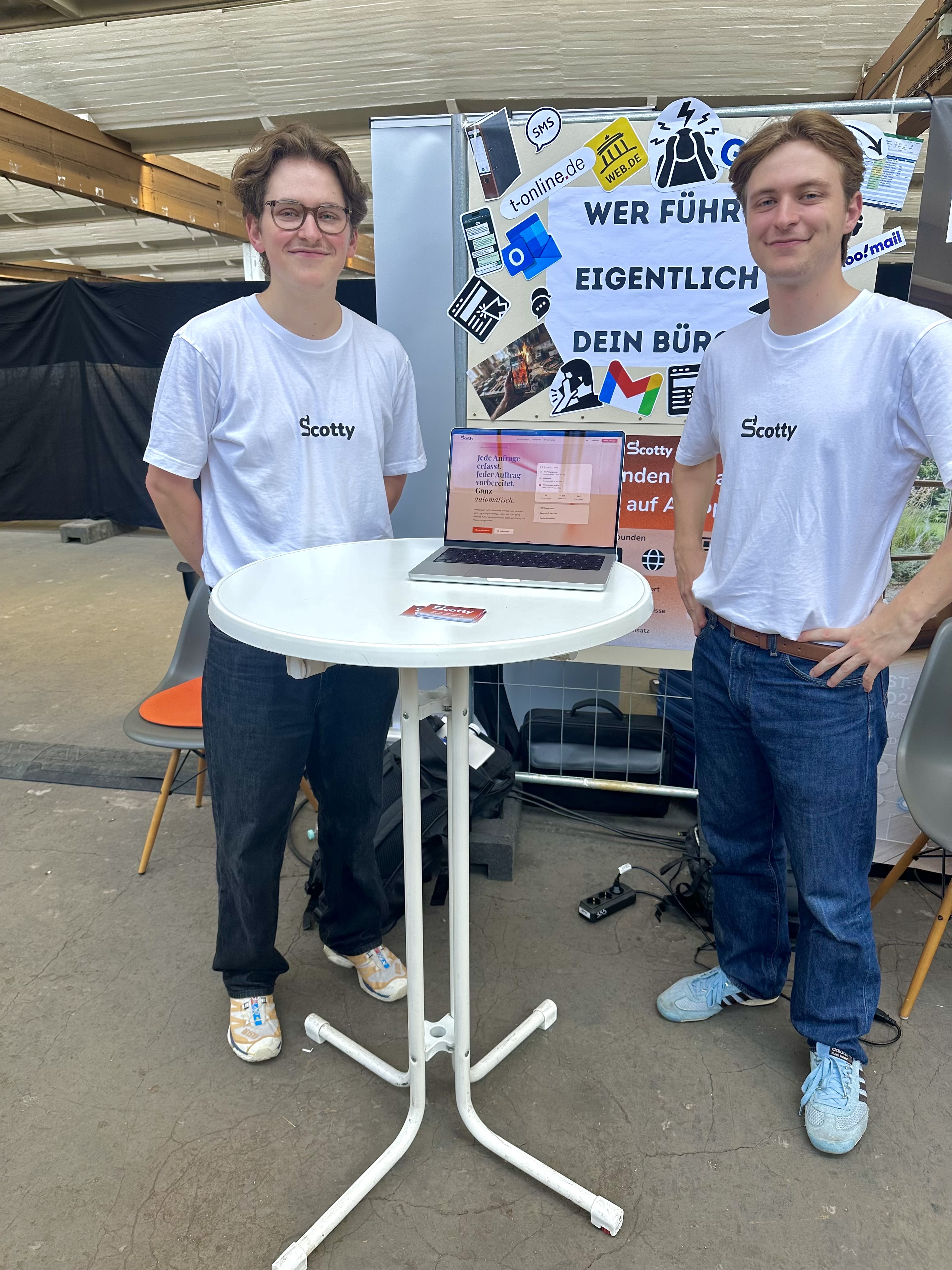 Jasper und Leon am Scotty-Messestand auf der Tech in Construction 2026